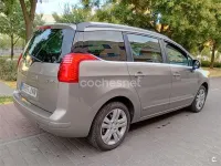 Usado Peugeot 5008 Style 130 CV (95 kW) 2016 Gris / plata Monovolumen
