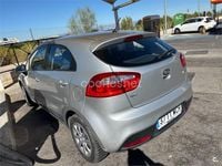Usado Kia Rio 75 CV (55 kW) 2013 Gris / plata Berlina