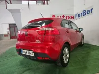 Usado Kia Rio 85 CV (62 kW) 2013 Granate Berlina