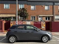 Usado Hyundai i20 84 CV (61 kW) 2018 Gris / plata Berlina