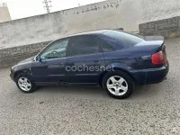 Usado Audi A4 110 CV (80 kW) 1998 Azul Berlina