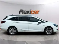 Usado Opel Astra Innovation 136 CV (100 kW) 2019 Blanco Familiar