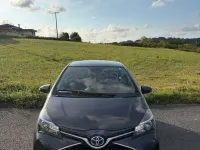 Usado Toyota Yaris Hybrid Advance 100 CV (73 kW) 2017 Gris / plata Berlina