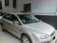 Usado Ford Focus Trend 100 CV (73 kW) 2006 Gris / plata Berlina