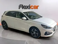 Usado Hyundai i30 120 CV (88 kW) 2022 Verde Berlina