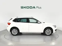 Usado Skoda Kamiq Ambition 110 CV (80 kW) 2022 Blanco SUV