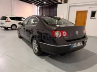 Usado VW Passat Highline 170 CV (125 kW) 2007 Negro Berlina