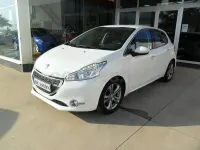 Usado Peugeot 208 Allure 120 CV (88 kW) 2014 Blanco Utilitario