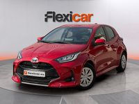 Usado Toyota Yaris Hybrid Active 116 CV (85 kW) 2023 Granate Berlina