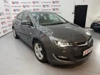 Usado Opel Astra Selective 140 CV (102 kW) 2012 Gris / plata Berlina