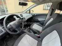 Usado Seat Ibiza Reference 70 CV (51 kW) 2014 Rojo Berlina