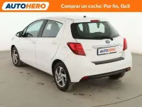 Usado Toyota Yaris Hybrid Active 99 CV (72 kW) 2017 Blanco Utilitario