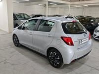 Usado Toyota Yaris Hybrid City 100 CV (73 kW) 2015 Gris / plata Berlina