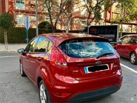 Usado Ford Fiesta Trend 68 CV (50 kW) 2009 Granate Utilitario