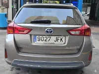 Usado Toyota Auris Hybrid Active 136 CV (100 kW) 2015 Gris / plata Familiar