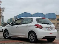 Usado Peugeot 208 Active 100 CV (73 kW) 2019 Blanco Utilitario