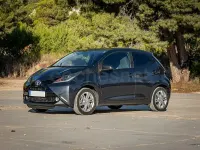 Usado Toyota Aygo Business Edition 69 CV (50 kW) 2017 Gris / plata Utilitario