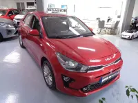 Usado Kia Rio 84 CV (61 kW) 2023 Granate Berlina