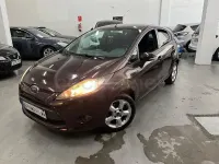 Usado Ford Fiesta Trend 70 CV (51 kW) 2011 Granate Berlina