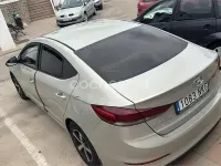 Usado Hyundai Elantra 128 CV (94 kW) 2018 Beige Berlina