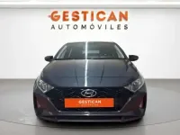 Usado Hyundai i20 101 CV (74 kW) 2023 Gris Utilitario