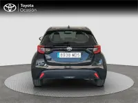 Usado Toyota Yaris Hybrid Active 116 CV (85 kW) 2023 Negro Monovolumen