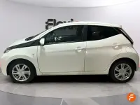 Usado Toyota Aygo X-play 69 CV (50 kW) 2017 Blanco Utilitario