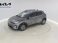 Usado Kia Stonic 100 CV (73 kW) 2025 Gris / plata SUV