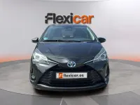 Usado Toyota Yaris Hybrid Active 100 CV (73 kW) 2019 Negro Berlina