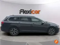 Usado VW Passat 122 CV (89 kW) 2022 Gris Familiar