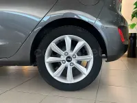 Usado Ford Fiesta Trend 100 CV (73 kW) 2019 Gris / plata Utilitario