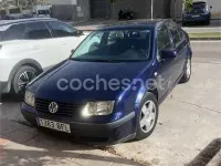Usado VW Bora Conceptline 102 CV (75 kW) 2002 Azul Berlina