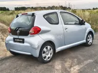 Usado Toyota Aygo 68 CV (50 kW) 2006 Azul Utilitario