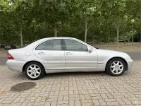 Usado Mercedes C220 Elegance 143 CV (105 kW) 2002 Gris / plata Berlina