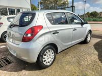 Usado Hyundai i20 Comfort 78 CV (57 kW) 2010 Gris / plata Utilitario
