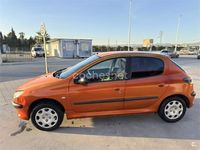 Usado Peugeot 206 75 CV (55 kW) 1999 Naranja Utilitario