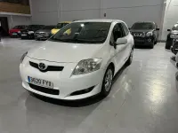 Begagnad Toyota Auris 90 HK (66 kW) 2007 Vit Halvkombi