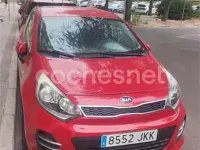 Usado Kia Rio 84 CV (61 kW) 2015 Rojo Berlina