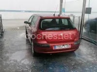 Usado Peugeot 307 110 CV (80 kW) 2004 Rojo Berlina