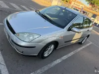 Usado Ford Focus Trend 100 CV (73 kW) 2002 Gris / plata Berlina