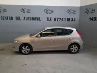 Usado Hyundai i30 Comfort 90 CV (66 kW) 2011 Beige Berlina