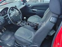 Usado Ford Fiesta Trend 68 CV (50 kW) 2005 Rojo Utilitario