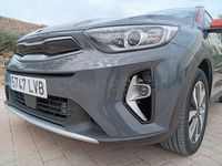 Usado Kia Stonic 120 CV (88 kW) 2022 Gris / plata SUV