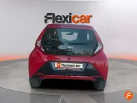 Usado Toyota Aygo X-play 72 CV (52 kW) 2019 Rojo Utilitario