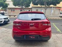 Usado Kia Rio 84 CV (61 kW) 2023 Rojo Berlina
