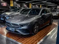 Usado Mercedes A180 136 CV (100 kW) 2024 Gris / plata Berlina