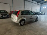Usado Ford Fiesta Trend 68 CV (50 kW) 2009 Gris Utilitario