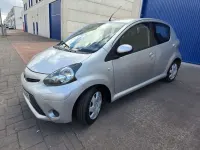 Usado Toyota Aygo City 68 CV (50 kW) 2013 Gris Utilitario