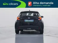 Usado Toyota Yaris Hybrid Active 75 CV (55 kW) 2022 Negro Berlina