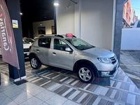 Usado Dacia Sandero Stepway 90 CV (66 kW) 2015 Gris / plata Berlina